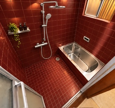 Shared bath & shower at Nara House
